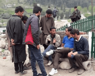 अगर आपको कश्मीर में सेना/पुलिस का फ़र्क और लोकल बाशिंदों की सोच जाननी है तो इस पत्रकार का लिखा ये पोस्ट पढ़िए